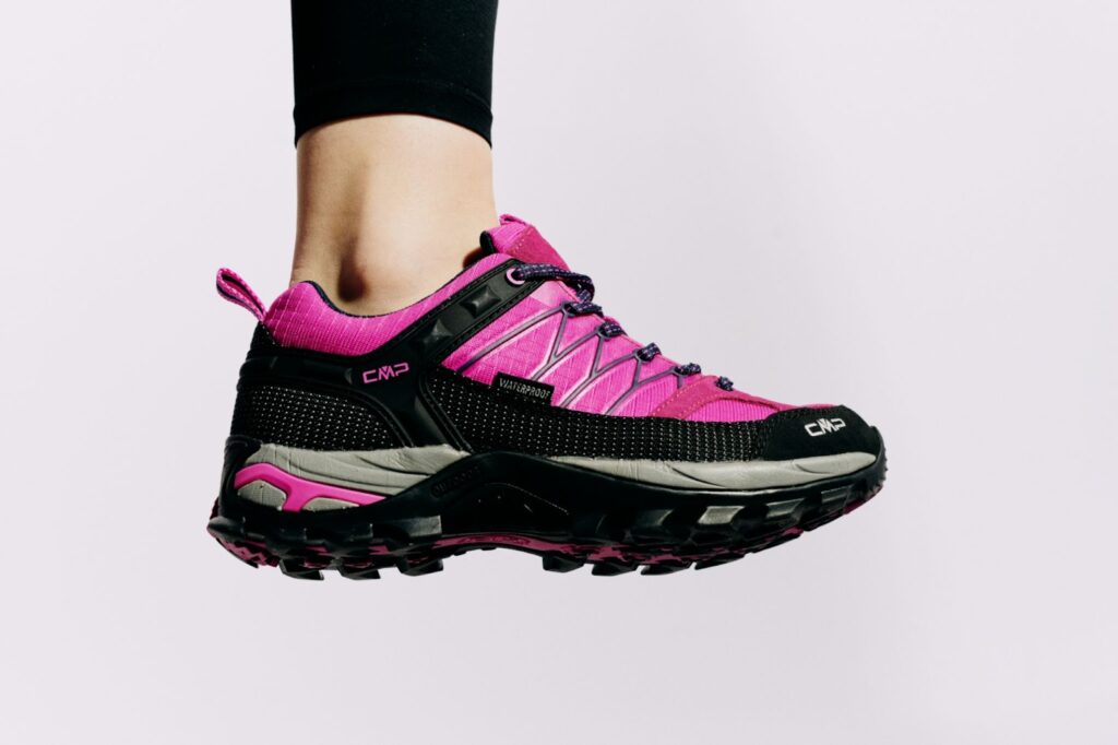Жіночі гірські черевики рожевого кольору бренду CMP.