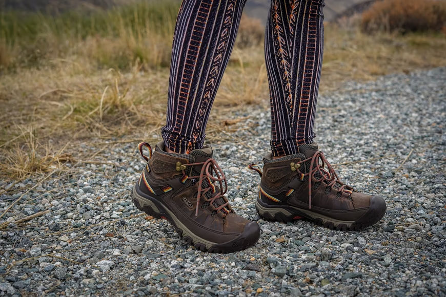 Kobiece nogi w butach trekkingowych.