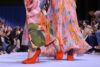 Модні жіночі туфлі SS 2024 – моделі в квітчастому вбранні та червоних туфлях на шпильці