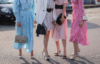 4 жінки, одягнені в сукні та туфлі для весілля