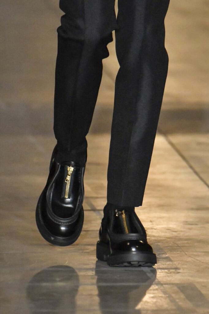 чорні лаковані чоловічі туфлі на товстій підошві, які застібаються на золоту блискавку