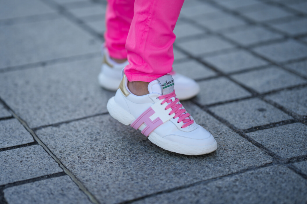 Рожеві шнурівки на білих снікерсах