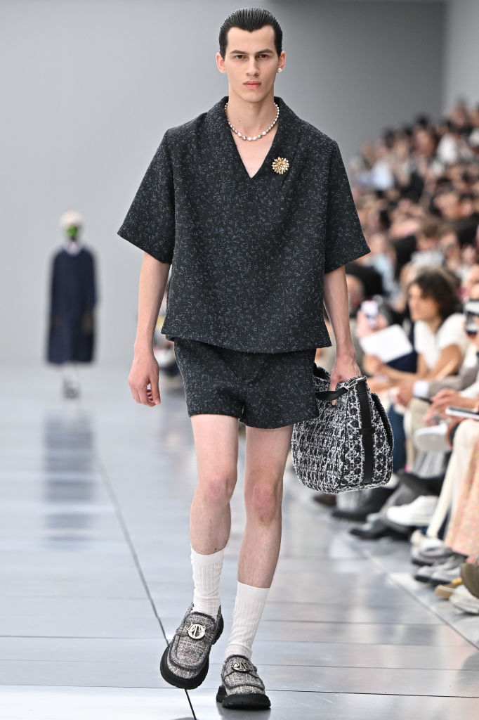 Модне чоловіче взуття весна-літо 2024: сірі мокасини, Dior