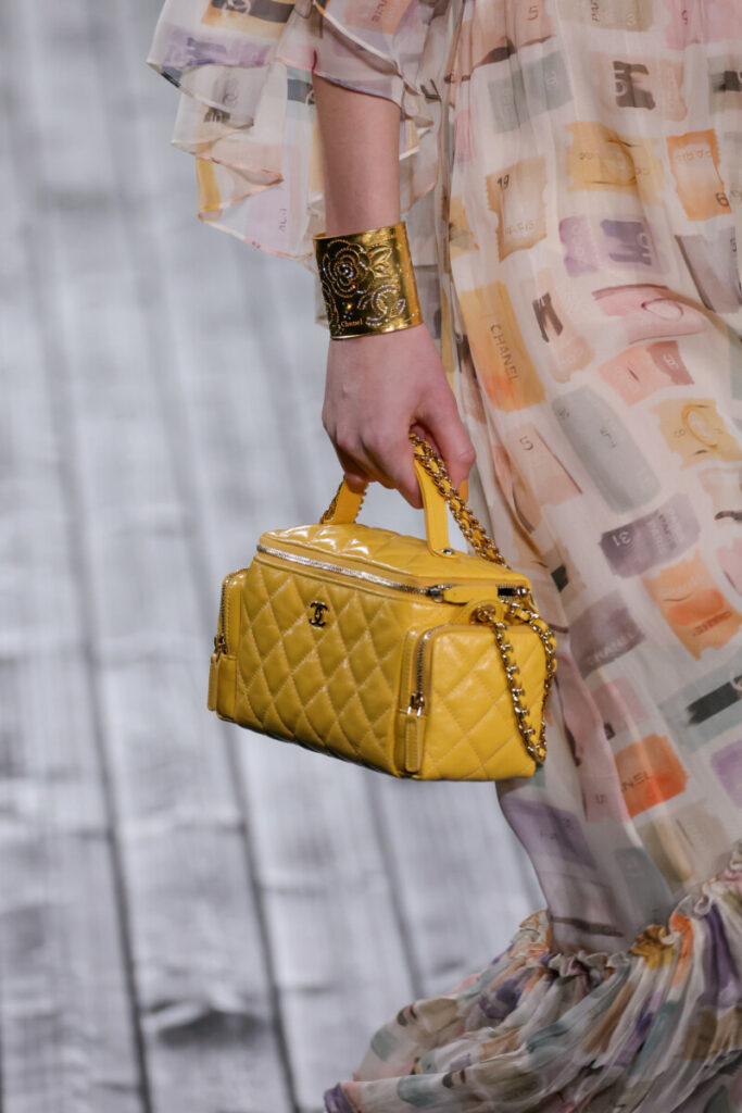 сумка Chanel на подіумі під час показу трендів сезону осінь-зима 2024/2025