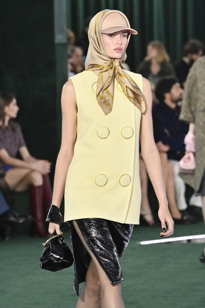 [Модні шапки осінь-зима 2025/2026]: шапка з козирком і хусткою