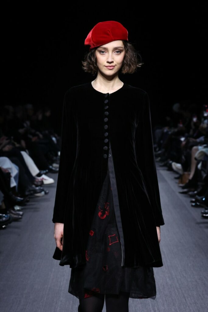 [Модні шапки осінь-зима 2025/2026]: паризький берет