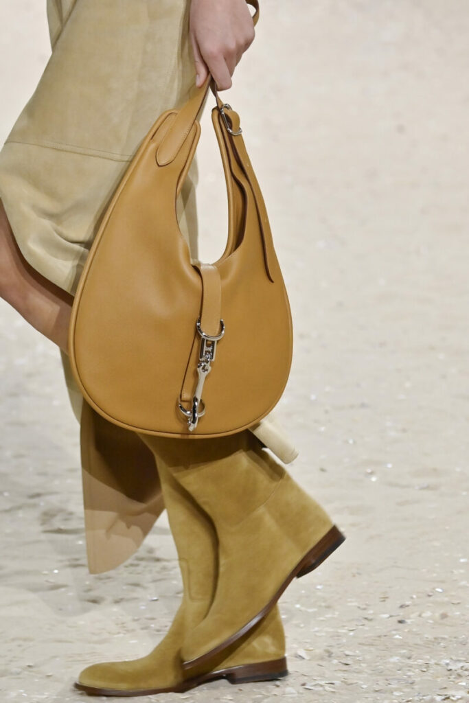 Модні сумочки на весну та літо 2026 року: кобальтові