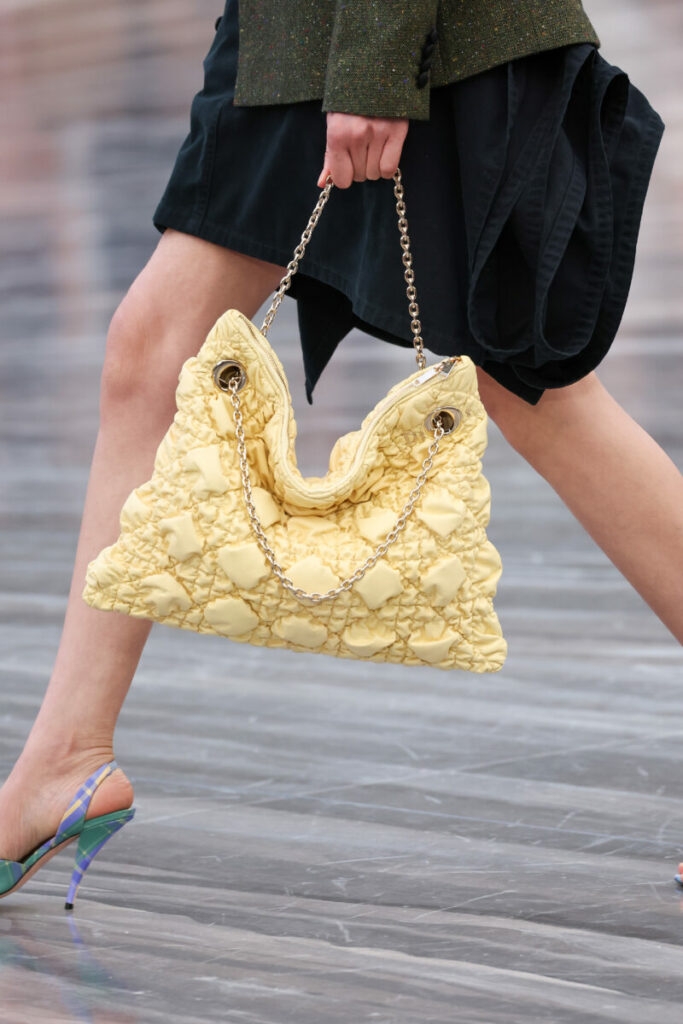 Модні сумочки на весну та літо 2026 року: мішки