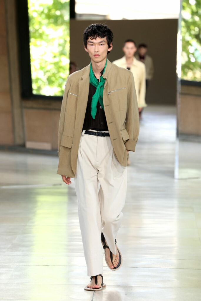 Модне чоловіче взуття весна-літо 2026: шльопанці та капці
